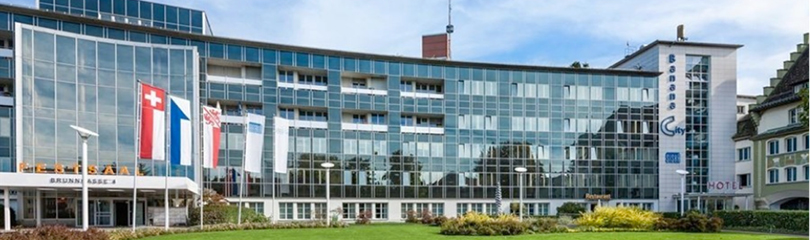 18._ssos_jahrestagung_810x240px Hotel Banana City Winterthur Frontansicht mit grüner Wiese und Sonne